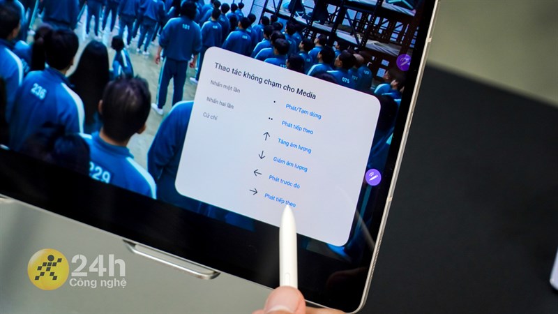 Trong lúc xem video/phim, mình có thể sử dụng S Pen như một chiếc remote để chuyển nội dung, tăng/giảm âm lượng,...