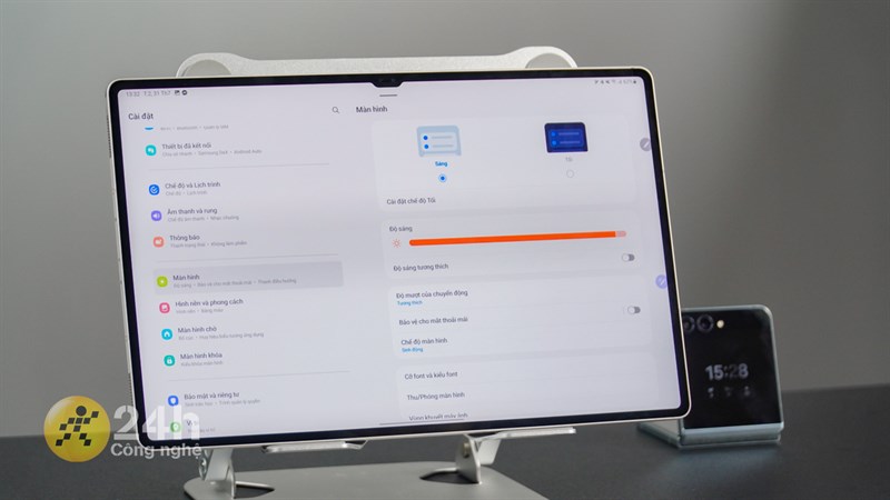 Galaxy Tab S9 Ultra được tích hợp tính năng Vision Booster nhằm cải thiện khả năng hiển thị và màu sắc dưới ánh sáng mạnh.