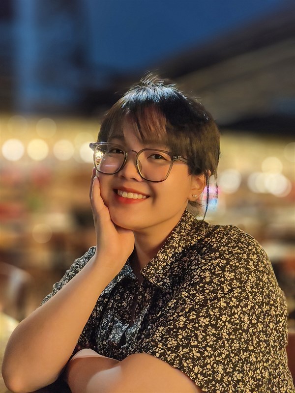 Ảnh chụp chân dung trong điều kiện thiếu sáng dù chi tiết không còn được đảm bảo tốt nhưng tổng thể bức ảnh vẫn rất lung linh và mẫu được làm nổi bật khỏi phông nền Ảnh chụp chân dung trong điều kiện thiếu sáng dù chi tiết không còn được đảm bảo tốt nhưng tổng thể bức ảnh vẫn rất lung linh và mẫu được làm nổi bật khỏi phông nền