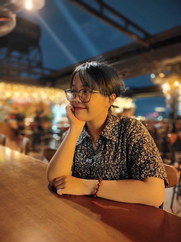 Ảnh chụp chân dung trong điều kiện thiếu sáng dù chi tiết không còn được đảm bảo tốt nhưng tổng thể bức ảnh vẫn rất lung linh và mẫu được làm nổi bật khỏi phông nền Ảnh chụp chân dung trong điều kiện thiếu sáng dù chi tiết không còn được đảm bảo tốt nhưng tổng thể bức ảnh vẫn rất lung linh và mẫu được làm nổi bật khỏi phông nền