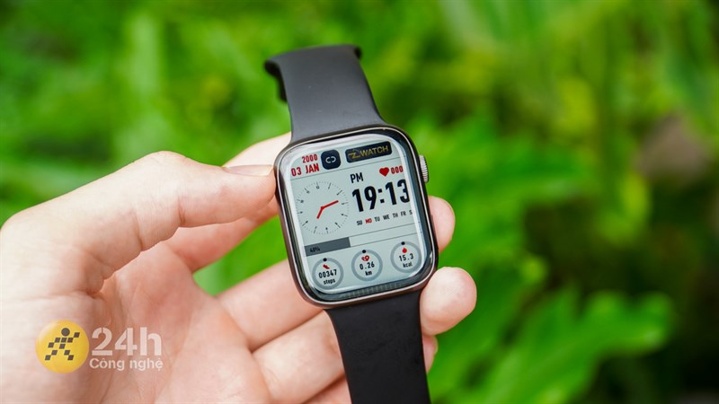 Mặt đồng hồ Zwatch Z8 có kích thước 49 mm với màn hình IPS LCD 2 inch, độ phân giải 320 x 384 pixels.