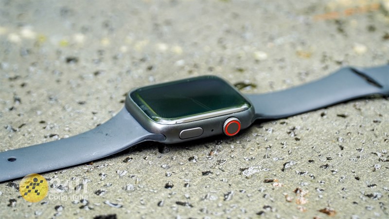 Ở cạnh phải của Zwatch Z8 bạn sẽ bắt gặp hai nút bấm có kích thước lớn, dễ dàng cho việc thao tác.