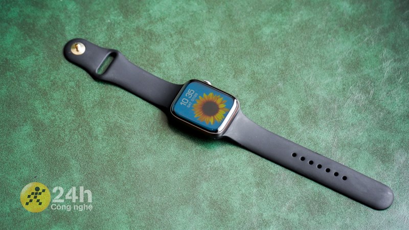 Zwatch Z8 được trang bị sẵn dây đeo silicon bên trong hộp.