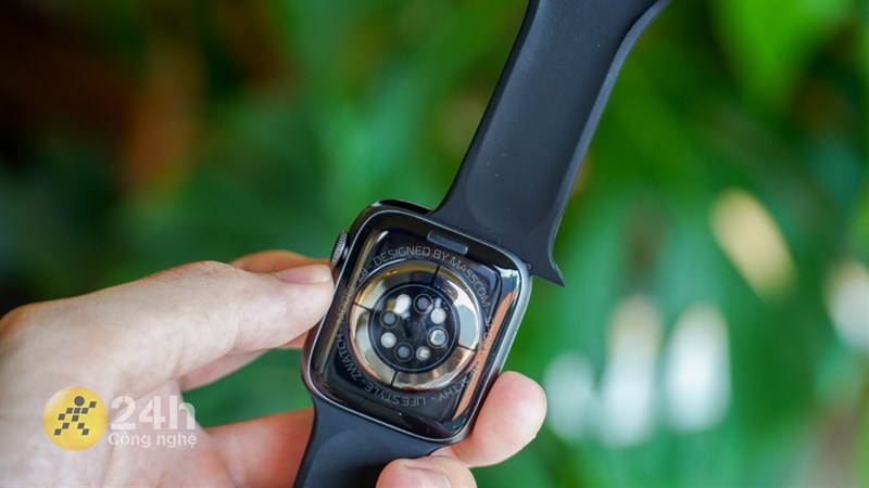 Mặt dưới của Zwatch Z8 là nơi đặt hệ thống cảm biến, được bao quanh bởi một khung viền kim loại sáng bóng đẹp mắt.