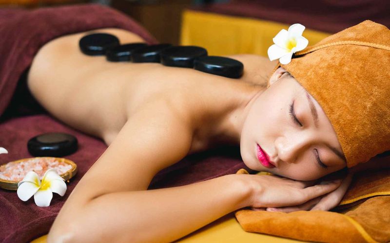 Các kỹ thuật massage trị liệu có thể sử dụng thêm đá nóng, âm nhạc,...