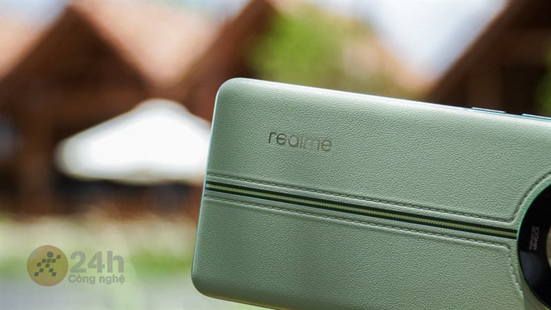 Mặt lưng của realme 11 Pro 5G được chế tác từ chất liệu giả da giúp cầm nắm thoải mái hơn Mặt lưng của realme 11 Pro 5G được chế tác từ chất liệu giả da giúp cầm nắm thoải mái hơn