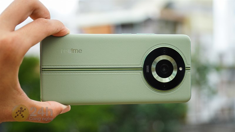 Cụm camera lồi của realme 11 Pro 5G đôi khi sẽ hơi vướng víu đối với những bạn dùng điện thoại để chơi game Cụm camera lồi của realme 11 Pro 5G đôi khi sẽ hơi vướng víu đối với những bạn dùng điện thoại để chơi game