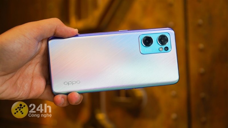 OPPO Reno7 5G với thiết kế chuyển màu cực kỳ bắt mắt