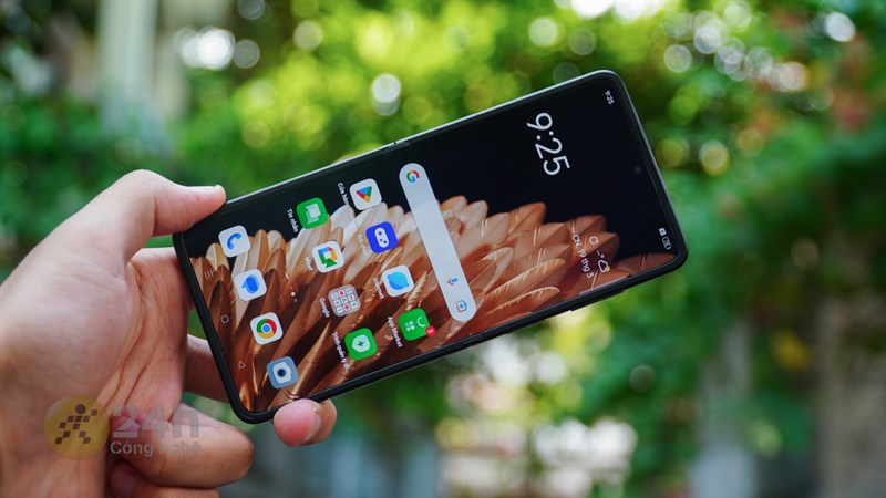 OPPO Find N2 Flip sử dụng thú vị hơn, nhờ được trang bị hai màn hình đa công dụng