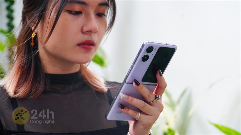 Chất lượng hiển thị của cả OPPO Find N2 Flip và OPPO Find X5 Pro đều tuyệt vời