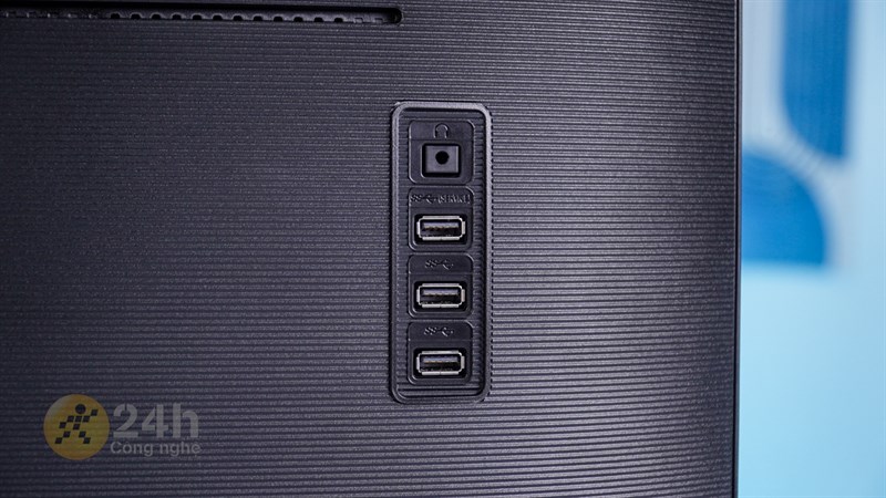 Góc phải mặt lưng Samsung ViewFinity S8 chứa 1 cổng nguồn và 3 cổng USB-A