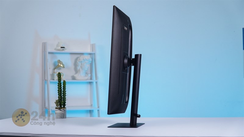 Samsung ViewFinity S8 với chân đế đi kèm mình có thể xoay ngang dọc màn hình 