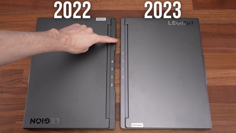 Bản lề của Lenovo Legion Slim 7i 2023 có kích thước vừa phải và hài hoà với tổng thể thiết bị.