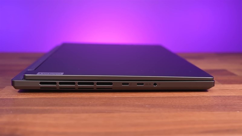 Cạnh trái của Lenovo Legion Slim 7i 2023.