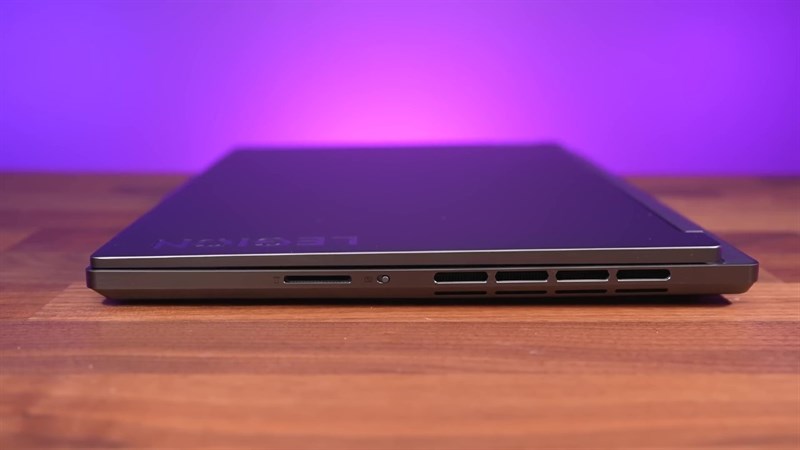 Cạnh phải của Lenovo Legion Slim 7i 2023.