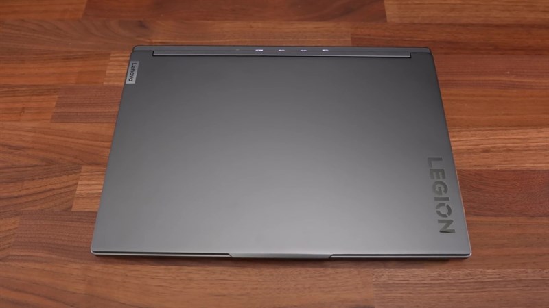 Mặt trước của Lenovo Legion Slim 7i 2023 vẫn áp dụng phong cách tối giản với bề mặt nhám.