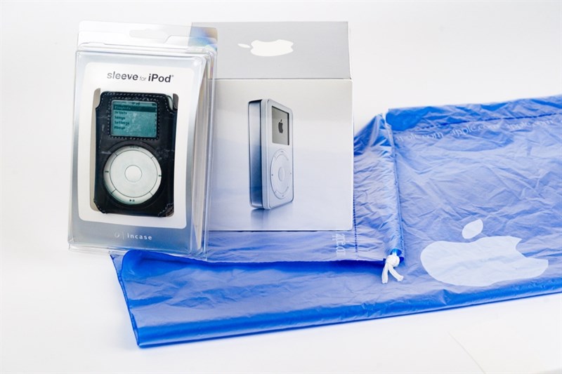 Chiếc iPod này ở trong tình trạng mới tinh và đi kèm với hộp, phụ kiện Chiếc iPod này ở trong tình trạng mới tinh và đi kèm với hộp, phụ kiện
