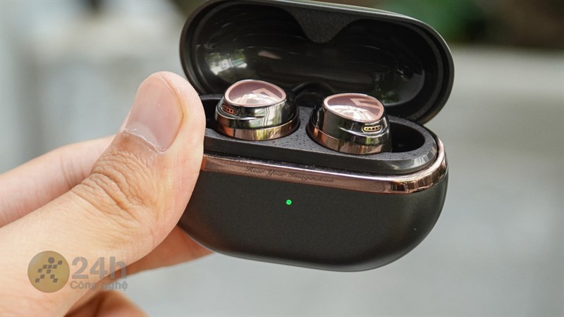 Mặt trước hộp sạc của SoundPEATS Opera 03 có đèn thông báo trạng thái pin Mặt trước hộp sạc của SoundPEATS Opera 03 có đèn thông báo trạng thái pin