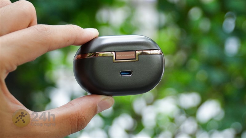 Mặt sau hộp sạc của SoundPEATS Opera 03 có cổng sạc Type-C và nổi bật với logo thương hiệu Mặt sau hộp sạc của SoundPEATS Opera 03 có cổng sạc Type-C và nổi bật với logo thương hiệu