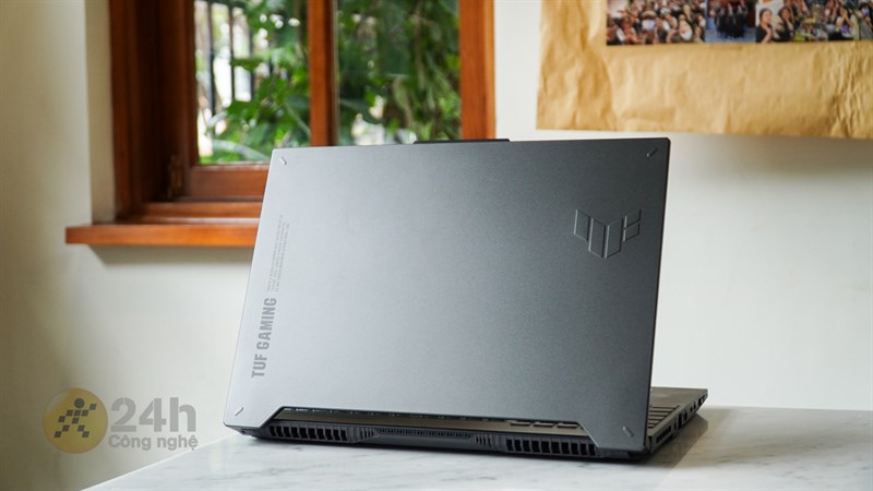 ASUS TUF F15 FX507ZU4 vẫn được sở hữu cách thiết kế vuông vức, góc cạnh và đơn giản