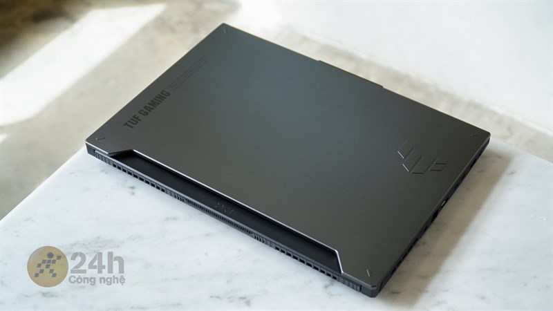 ASUS TUF F15 FX507ZU4 sở hữu kích thước hợp lý để mình có thể cất gọn vào balo ASUS TUF F15 FX507ZU4 sở hữu kích thước hợp lý để mình có thể cất gọn vào balo