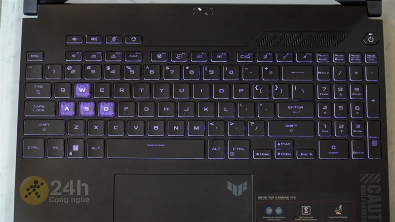 ASUS TUF F15 FX507ZU4 còn được trang bị hệ thống bàn phím full size ASUS TUF F15 FX507ZU4 còn được trang bị hệ thống bàn phím full size