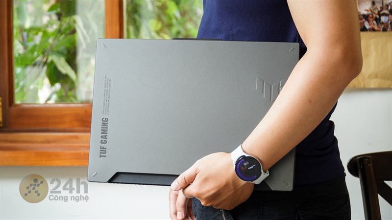 ASUS TUF F15 FX507ZU4 cũng có cân nặng vừa phải để mình thoải mái xách đi làm cả ngày ASUS TUF F15 FX507ZU4 cũng có cân nặng vừa phải để mình thoải mái xách đi làm cả ngày