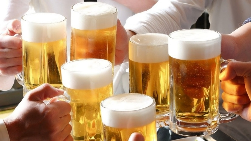 Uống bia, rượu vào buổi tối có thể gây ra tình trạng trào ngược dạ dày