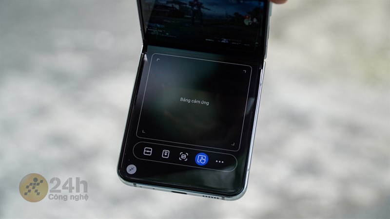 Ở chế độ Flex Mode, nửa dưới màn hình của Z Flip5 sẽ là 'Bảng cảm ứng' với cách sử dụng tương tự như bàn rê chuột (TrackPad trên laptop).