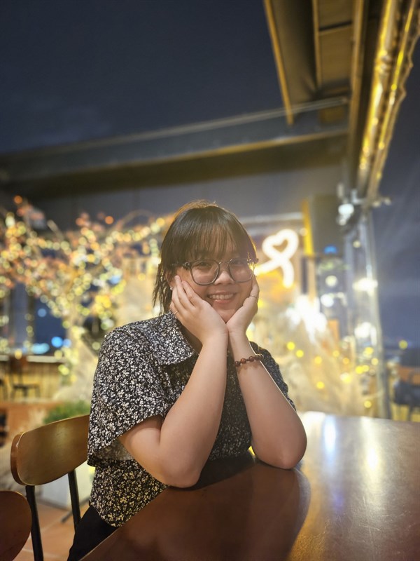 Ảnh chụp chân dung trong điều kiện thiếu sáng từ camera Galaxy Z Flip5.