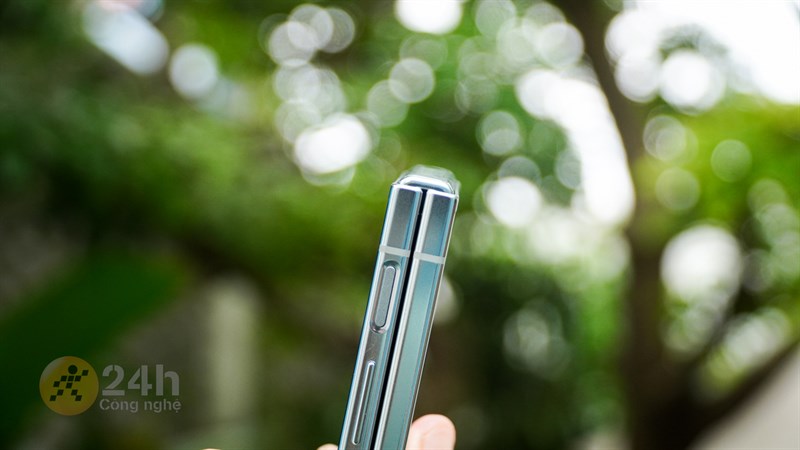 Bản lề Flex của Galaxy Z Flip5 đã có thể gập lại khít hơn thế hệ trước.