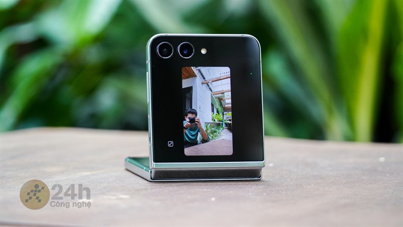 Chế độ Flex Cam trên Galaxy Z Flip5.