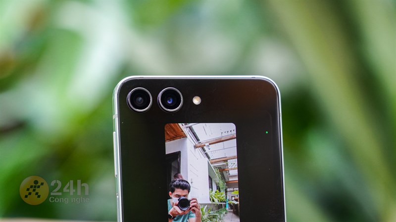 Hệ thống camera trên Galaxy Z Flip5 sở hữu những thông số ấn tượng.
