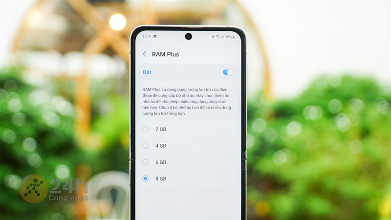Ngoài ra, chúng ta còn có thể mở rộng dung lượng RAM của Galaxy Z Flip5 (lên đến 8 GB) thông qua tính năng RAM Plus.