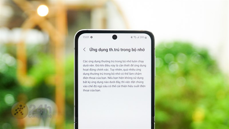 Ứng dụng thường trú trong bộ nhớ Galaxy Z Flip5.