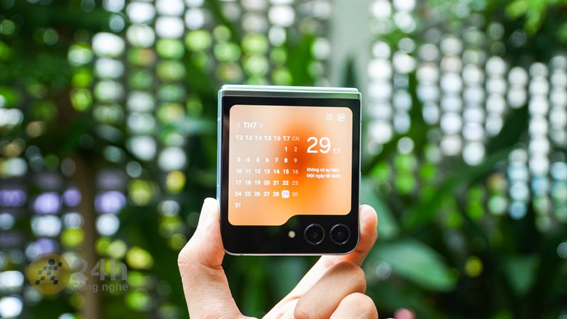 Thiết kế độc đáo của màn hình Flex Window giúp Z Flip5 trở nên nổi bật hơn so với những mẫu smartphone gập vỏ sò khác trên thị trường.