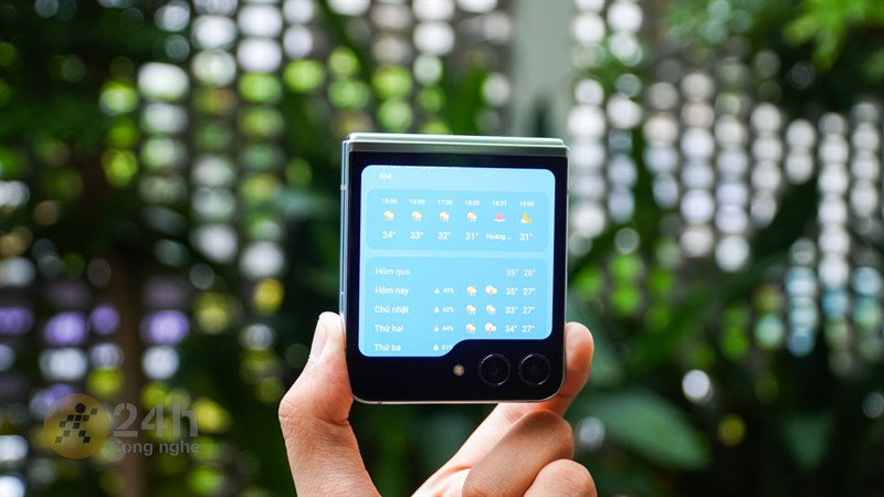 Mình cũng có thể kiểm tra thời tiết trên màn hình phụ của Galaxy Z Flip5.