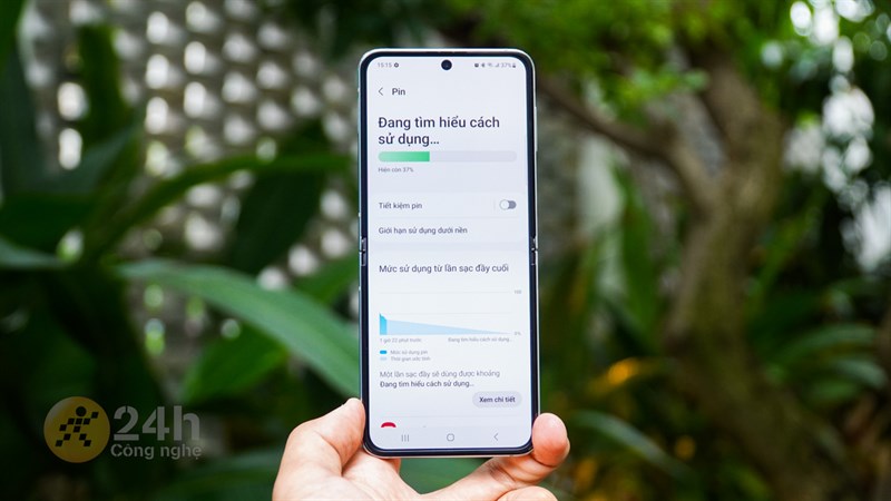 Viên pin 3.700 mAh của Galaxy Z Flip5 mang đến thời lượng sử dụng rất tốt