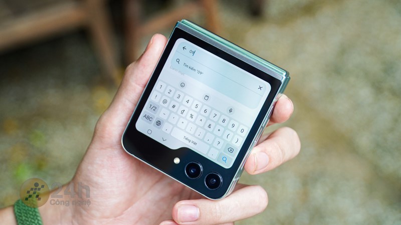 Bàn phím QWERTY trên Galaxy Z Flip5 có layout hợp lý, cảm giác gõ không quá khó chịu.