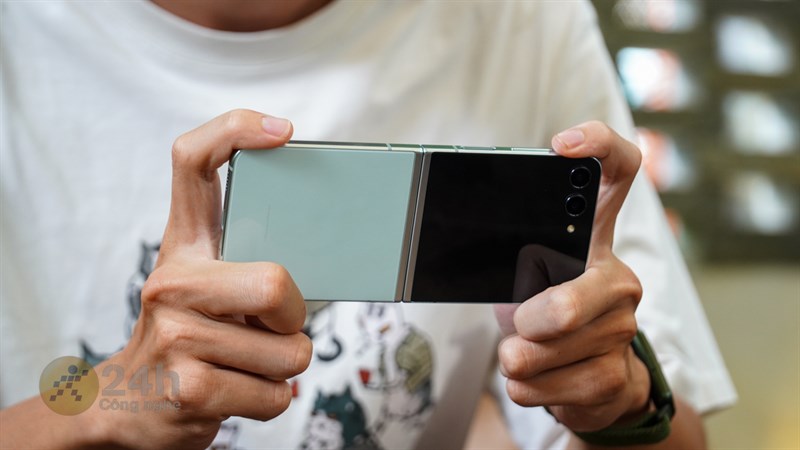 Galaxy Z Flip5 vẫn sẽ xử lý được các tác vụ nặng trong thời gian dài một cách ổn định