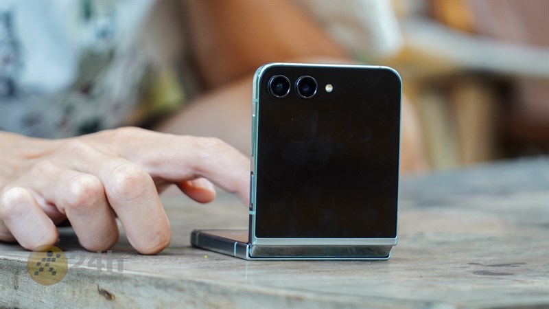 Chúng ta có thể linh hoạt sử dụng Galaxy Z Flip5 theo nhiều góc độ khác nhau nhờ tính năng Flex Mode.