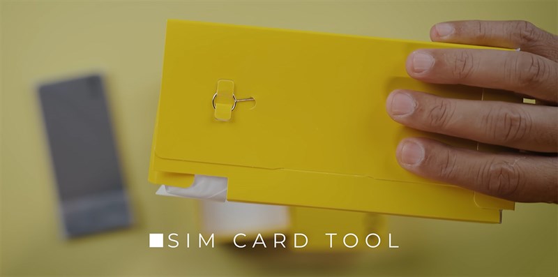 Bên trong hộp đựng POCO M6 Pro được trang bị que chọc SIM Bên trong hộp đựng POCO M6 Pro được trang bị que chọc SIM