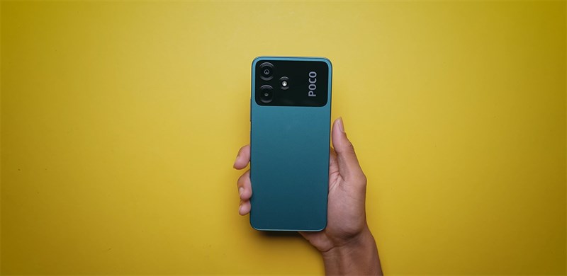 Mặt lưng của POCO M6 Pro 5G được phủ một lớp kính bóng Mặt lưng của POCO M6 Pro 5G được phủ một lớp kính bóng