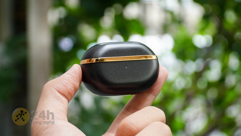 SoundPeats Opera 05 sở hữu thiết kế dạng kén trứng nên cảm giác cầm nắm, bỏ vào túi quần cực kỳ thoải mái