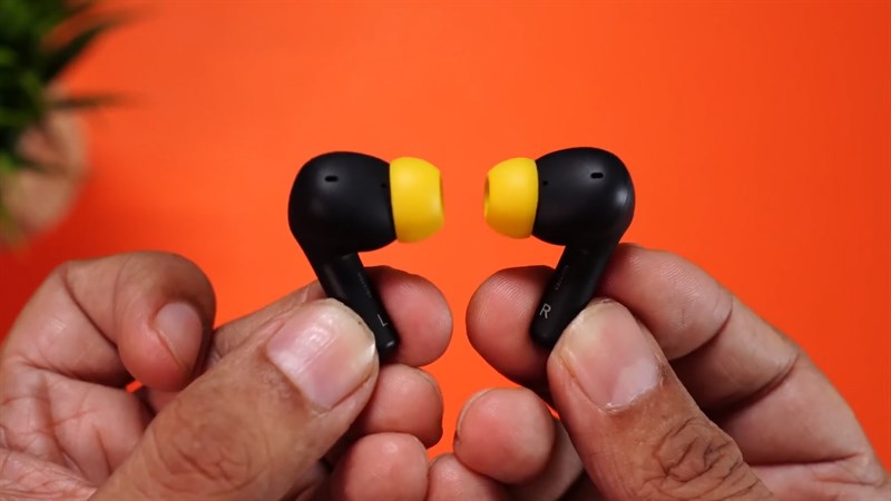 Cặp tai nghe POCO Pods có thiết kế dạng in-ear giúp tăng cường trải nghiệm âm thanh