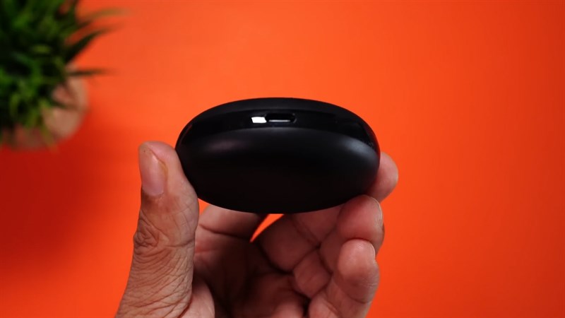 Cạnh dưới hộp sạc của POCO Pods có cổng sạc USB Type-C