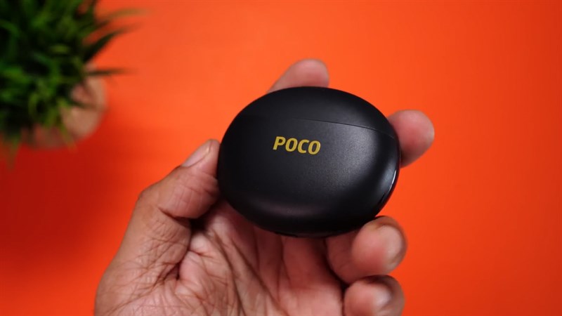 Hộp sạc của POCO Pods được thiết kế theo dạng kén trứng quen thuộc