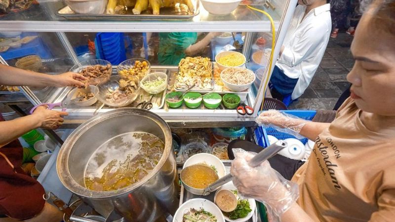 Bún thang là một món ăn truyền thống của Hà Nội