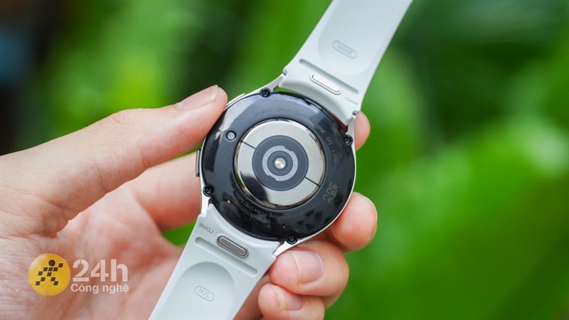 Mặt đáy của Galaxy Watch6 vẫn sở hữu những cảm biến quen thuộc