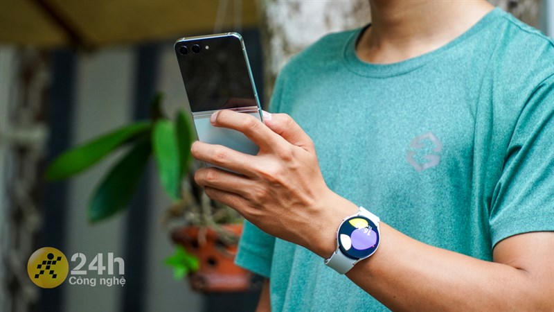 Trên tay mình là Galaxy Watch6 phiên bản 44 mm lớn nhưng cảm giác đeo vẫn rất thoải mái